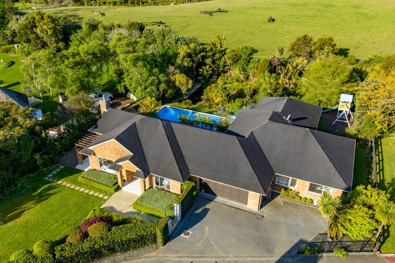 9 Faith Grove, Greenhithe, Auckland - Carousel 1