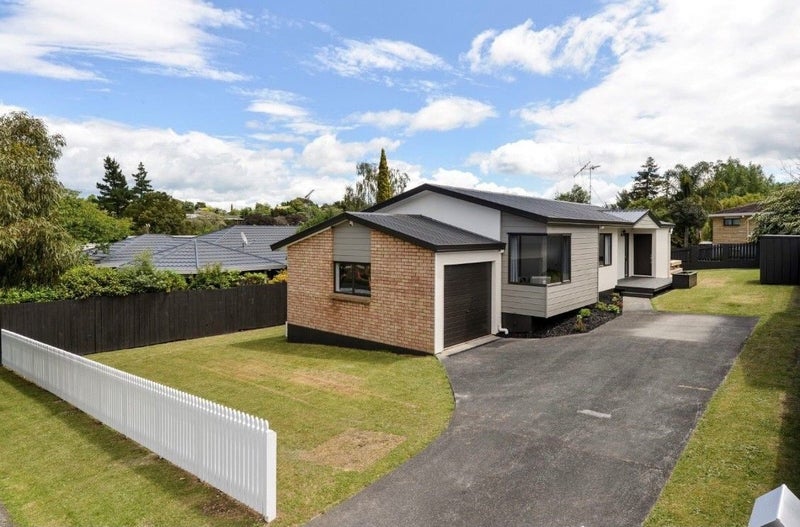 94 Dixon Road, Glenview, Hamilton - Carousel 1