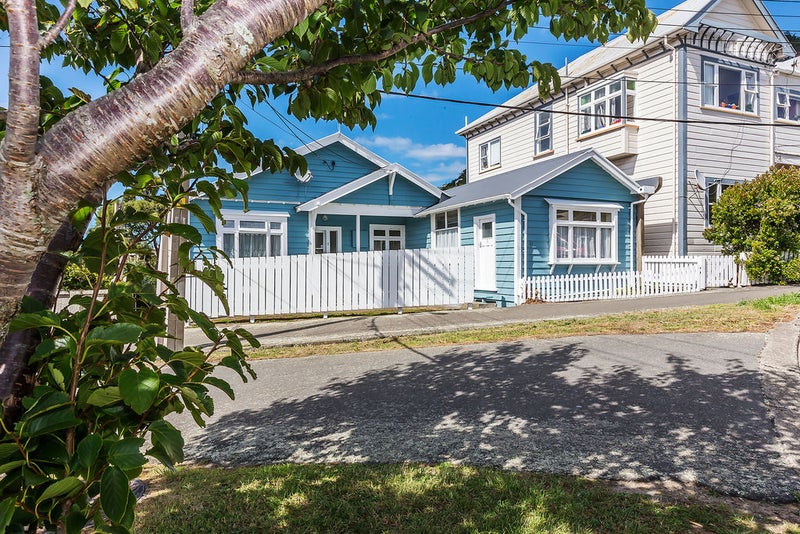 17 Naughton Terrace, Kilbirnie, Wellington - Carousel 1