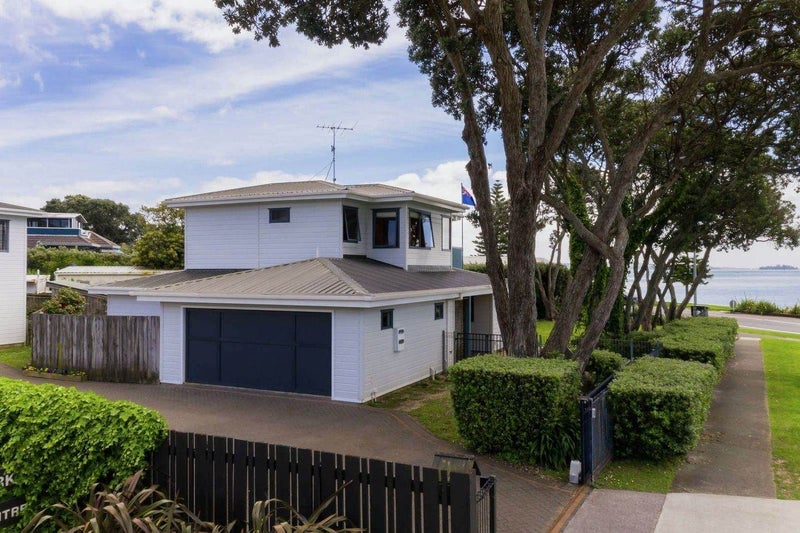 33 The Esplanade, Eastern Beach, Auckland - Carousel 1