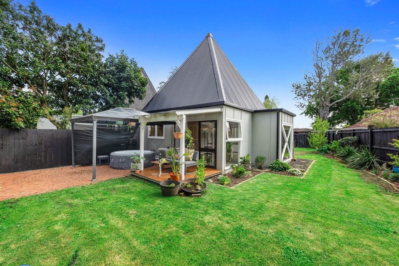 2/6 Balgowan Terrace, Conifer Grove, Takanini - Carousel 1