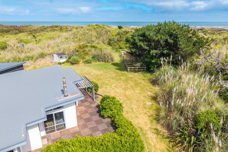 32 Reay MacKay Grove, Waikawa Beach, Manakau - Carousel 1