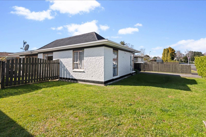 2/1 Glengowan Place, Conifer Grove, Takanini - Carousel 14
