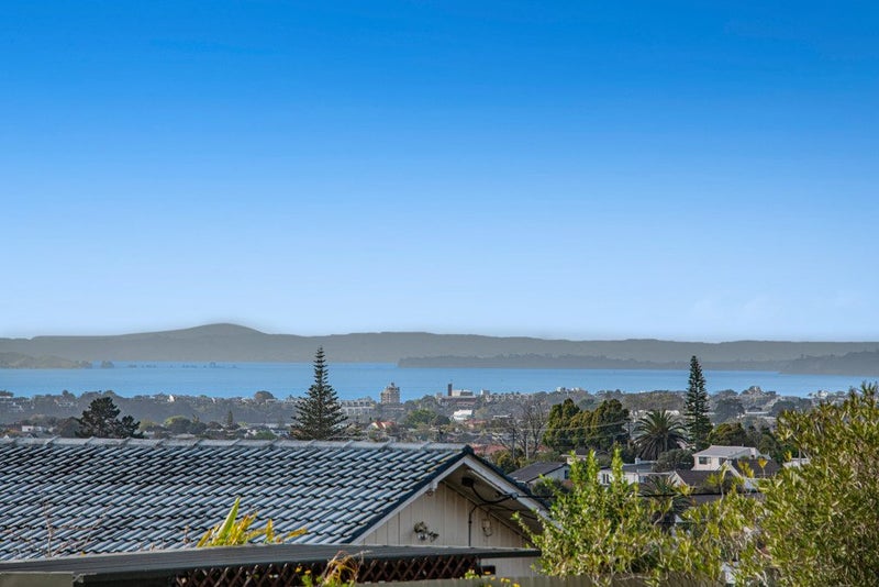1/96 Sunset Road, Unsworth Heights, Auckland - Carousel 2