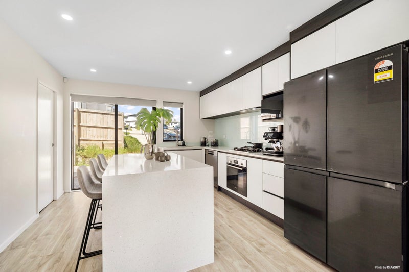 13A Keiha Crescent, Massey, Auckland - Carousel 1