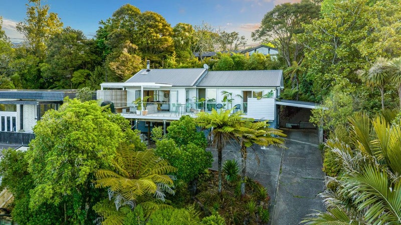 20 Raroa Terrace, Waiatarua, Auckland - Carousel 2