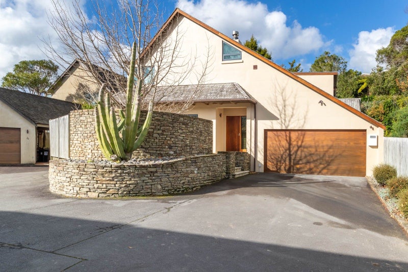 2/3 Gard Street, Silverstream, Upper Hutt - Carousel 1