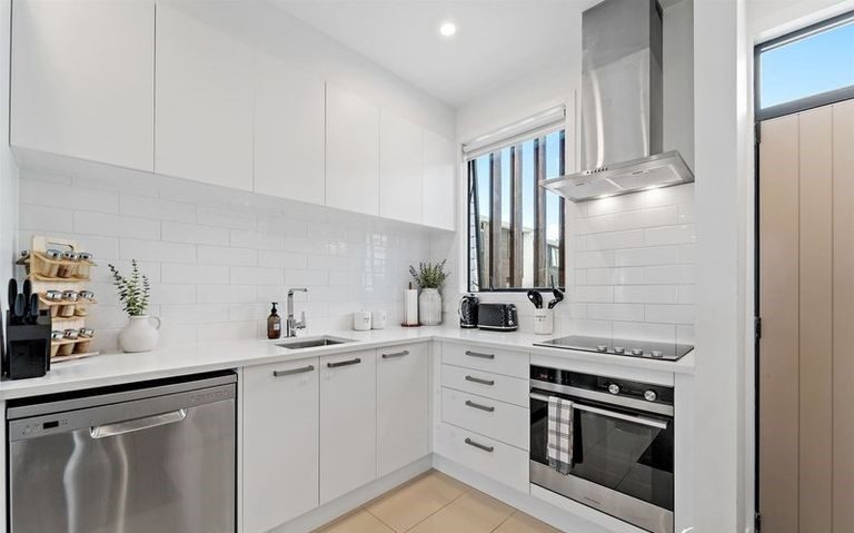 11/50 Ocean View Road, Northcote, Auckland - Carousel 2