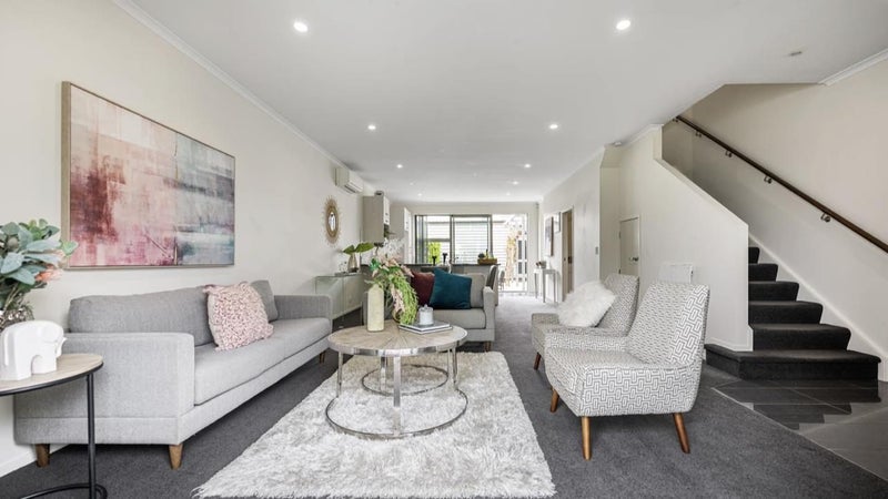42 Kuaka Drive, Takanini, Auckland - Carousel 1