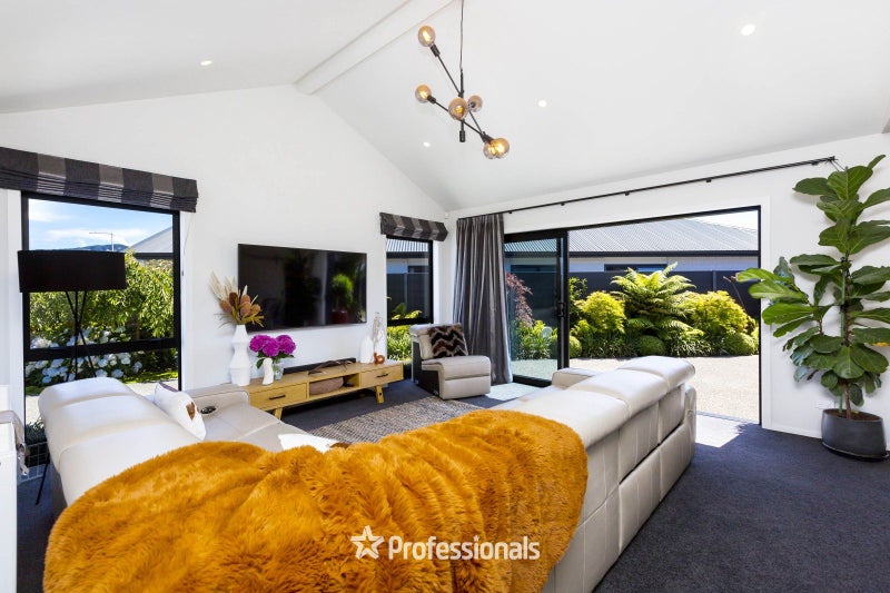 8 Kerrigan Crescent, Wallaceville, Upper Hutt - Carousel 1