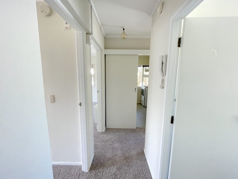 3/2 Scarborough Terrace, Mount Victoria, Wellington - Carousel 12