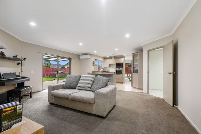 99 Barrington Drive, Huntington, Hamilton - Carousel 2