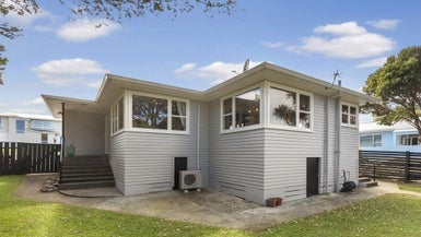 11 Pelorous Street, Paparangi, Wellington - Carousel 1