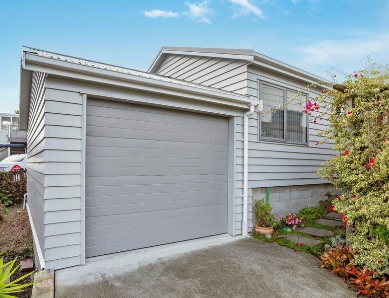12 Felicity Place, Unsworth Heights, Auckland - Carousel 1