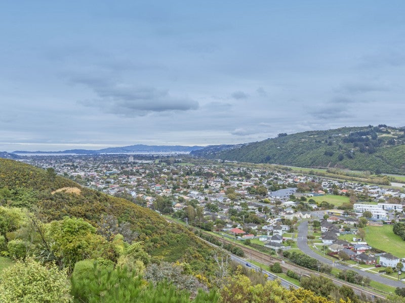 8 Aldersgate Grove, Stokes Valley, Lower Hutt - Carousel 1