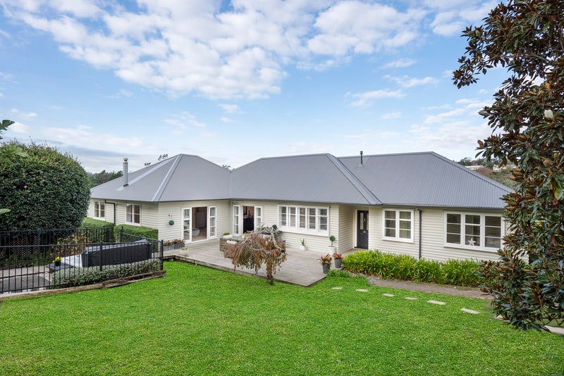 11 Olwyn Place, Greenhithe, Auckland - Carousel 1