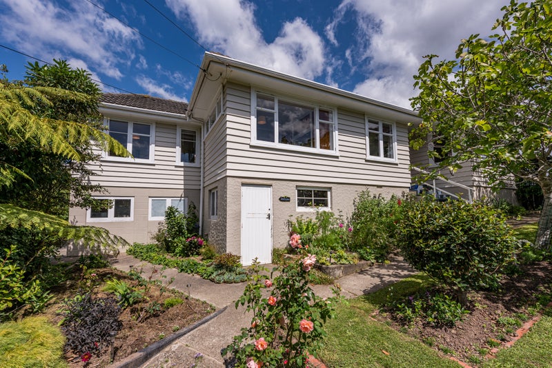 22 Raroa Terrace, Tawa, Wellington - Carousel 2