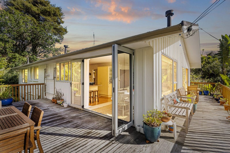 10 Lyons Avenue, Murrays Bay, Auckland - Carousel 1