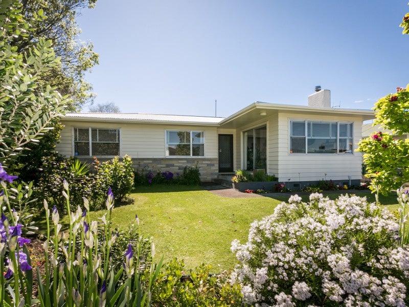 211 Sunnybank Crescent, Camberley, Hastings - Carousel 1