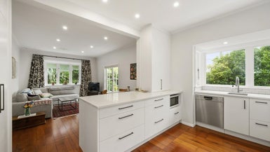 16 Albemarle Road, Northland, Wellington - Carousel 1