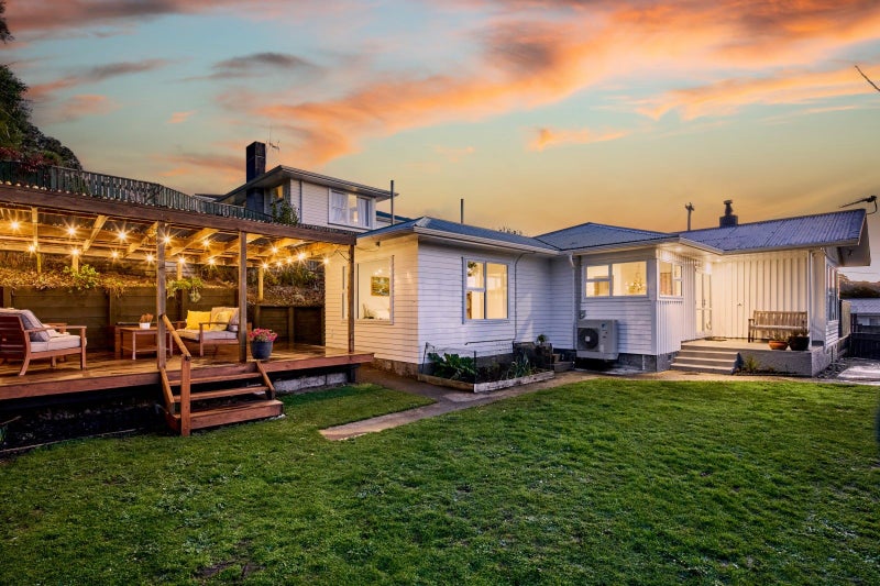 3 Catherine Crescent, Paparangi, Wellington - Carousel 1