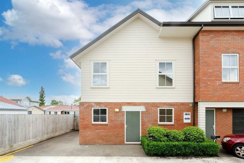 81 Chiefs Court, Hamilton East, Hamilton - Carousel 1