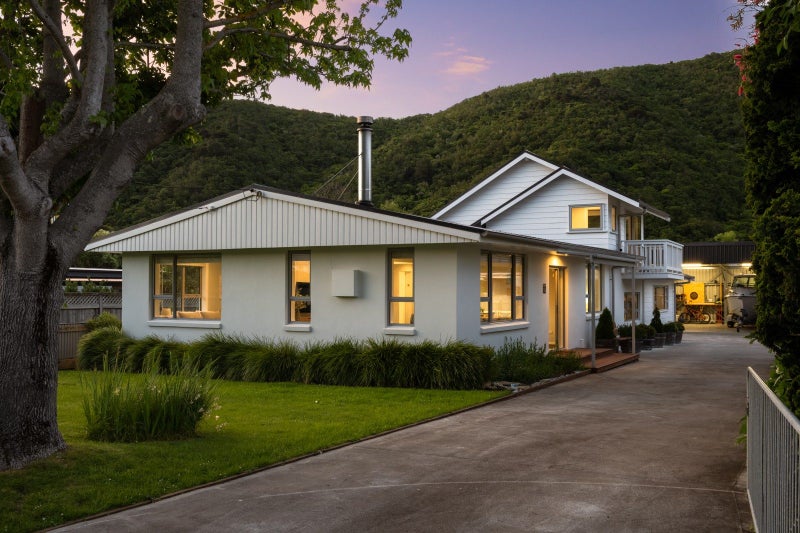 22 Beach Road, Waikawa, Picton - Carousel 1