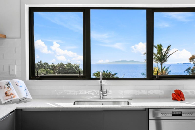 2/14 CLIFTON RD, Waiake, Auckland - Carousel 1