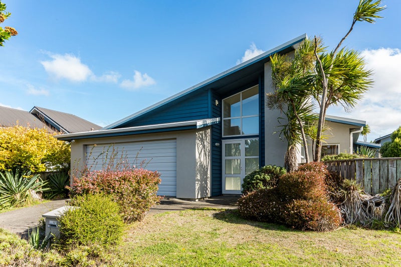 6 Routeburn Avenue, Aotea, Porirua - Carousel 1