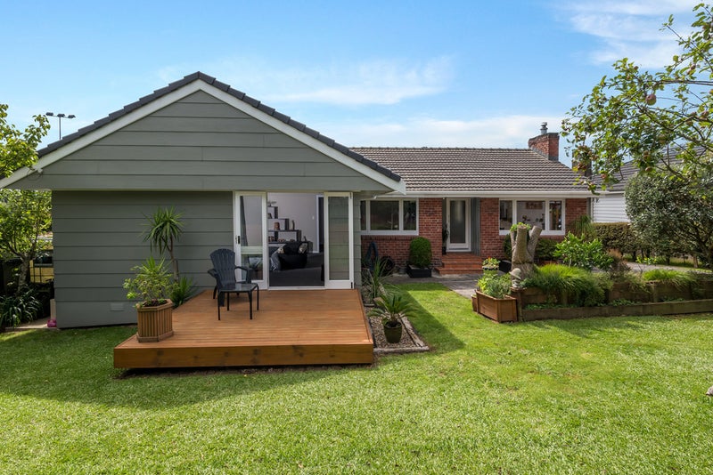 20 Litten Road, Cockle Bay, Auckland - Carousel 1