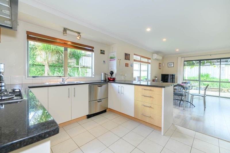 1 Mary Forgham Drive, Greenhithe, Auckland - Carousel 2