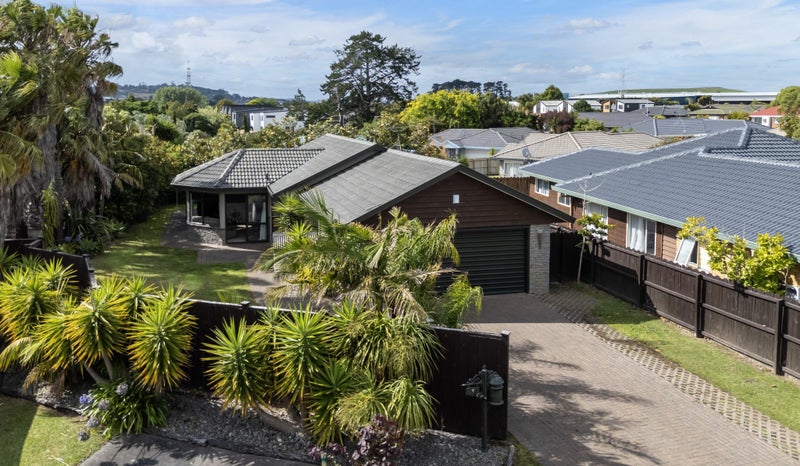 7 Robina Court, Burswood, Auckland - Carousel 1