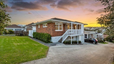 1/7 Newhaven Terrace, Mairangi Bay, Auckland - Carousel 1
