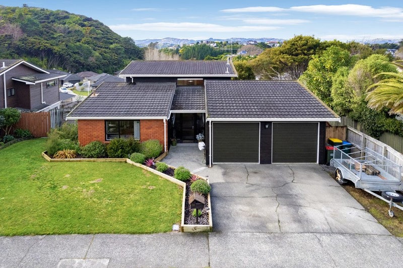 19 Shackle Lane, Whitby, Porirua - Carousel 1