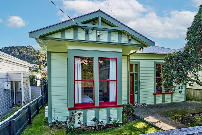 126 Clyde Street, Island Bay, Wellington - Carousel 1