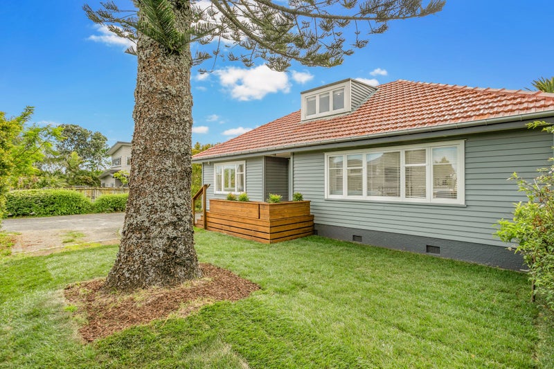 194 Te Atatu Road, Te Atatu South, Auckland - Carousel 1