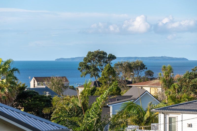 16 Montgomery Avenue, Rothesay Bay, Auckland - Carousel 2