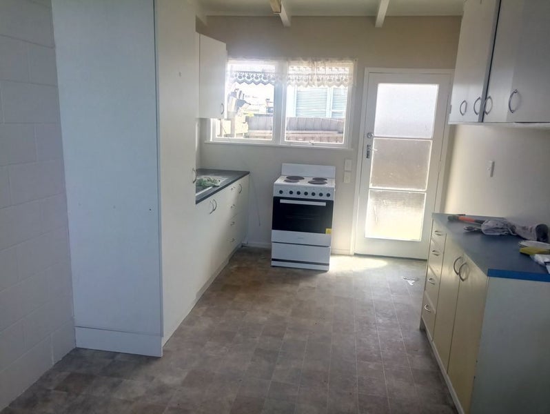 2/251 Pilkington Road, Point England, Auckland - Carousel 2