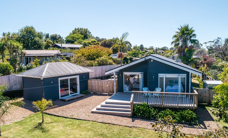 18 Tahatai Road, Oneroa, Waiheke Island - Carousel 1