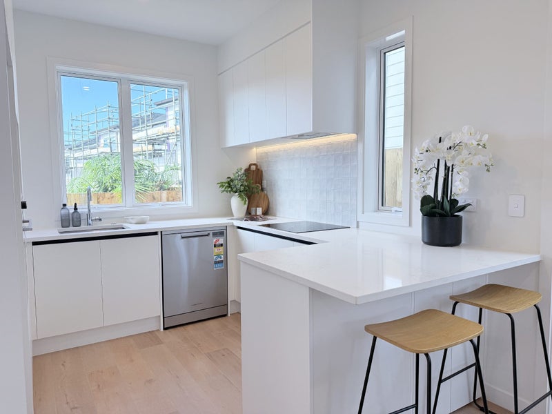 4B Towra Place, Botany Downs, Auckland - Carousel 2