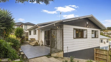 2/10 Aronia Way, Goodwood Heights, Auckland - Carousel 1