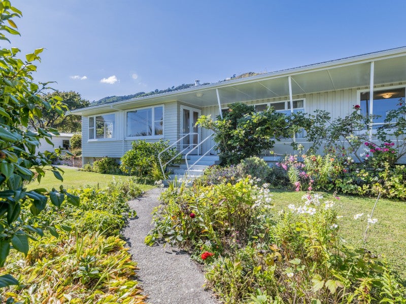 1 Huia Street, Waikanae, Kapiti - Carousel 1