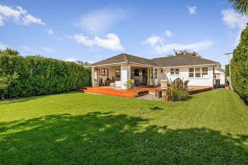 36 Totara RD, Te Atatu Peninsula, Waitakere - Carousel 1