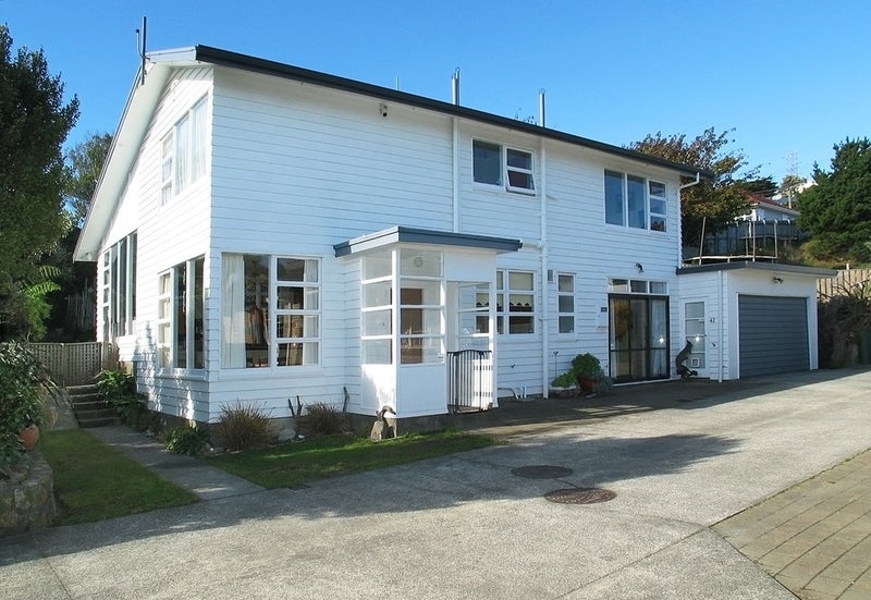 42 Horokiwi Road West, Newlands, Wellington - Carousel 2