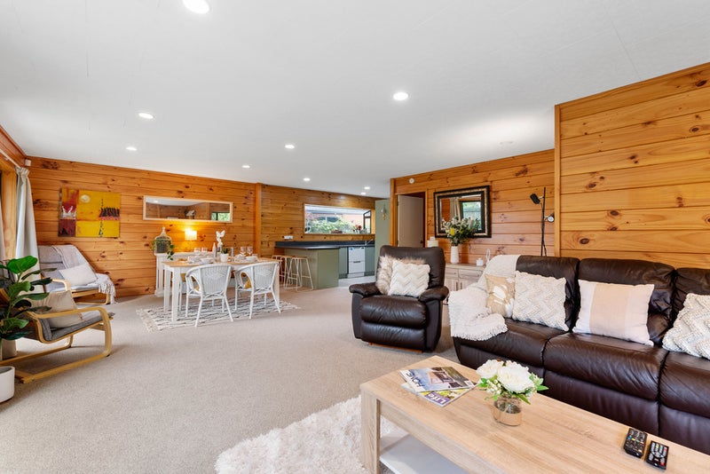 18 Capricorn Place, Kawaha Point, Rotorua - Carousel 1