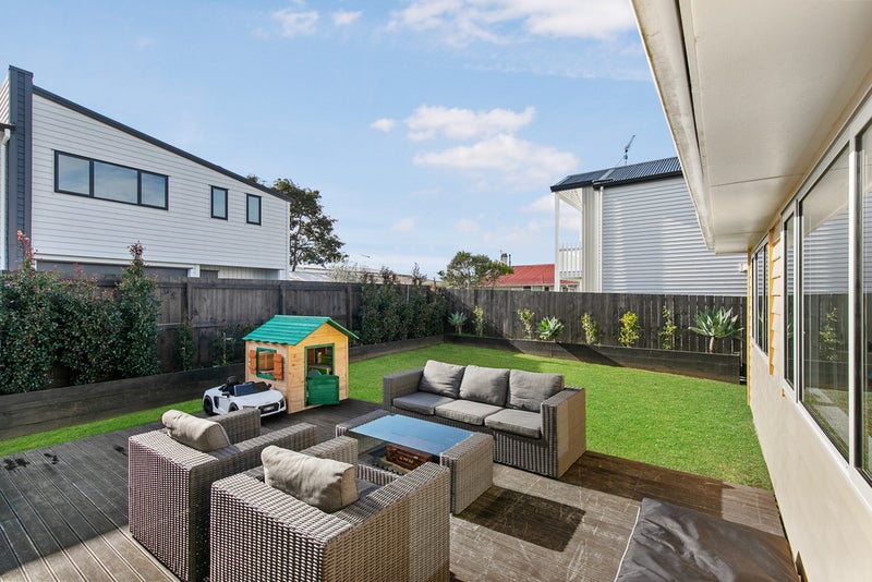 16B Ropata Avenue, Point England, Auckland - Carousel 1