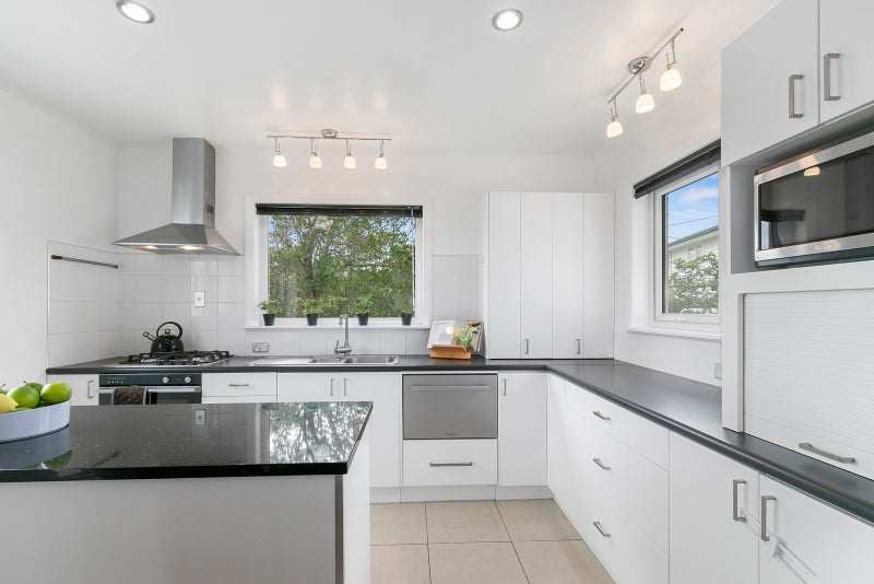 23 Kinapori Terrace, Newlands, Wellington - Carousel 2