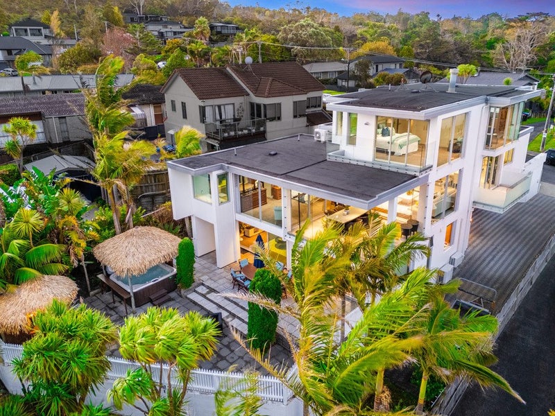 11 Hoskins Avenue, Hillsborough, Auckland - Carousel 1