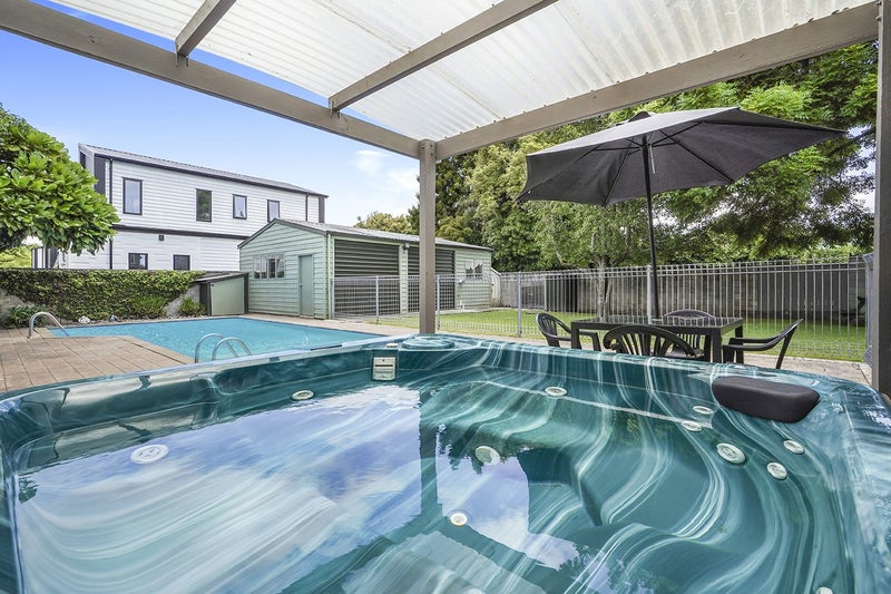 17 Queenwood Avenue, Queenwood, Hamilton - Carousel 2