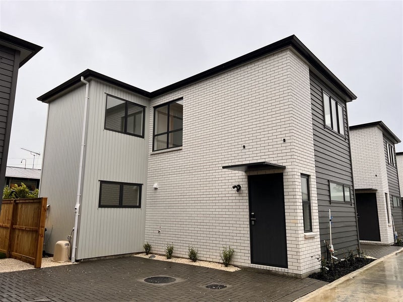 4B Finlow Drive, Te Atatu South, Auckland - Carousel 1